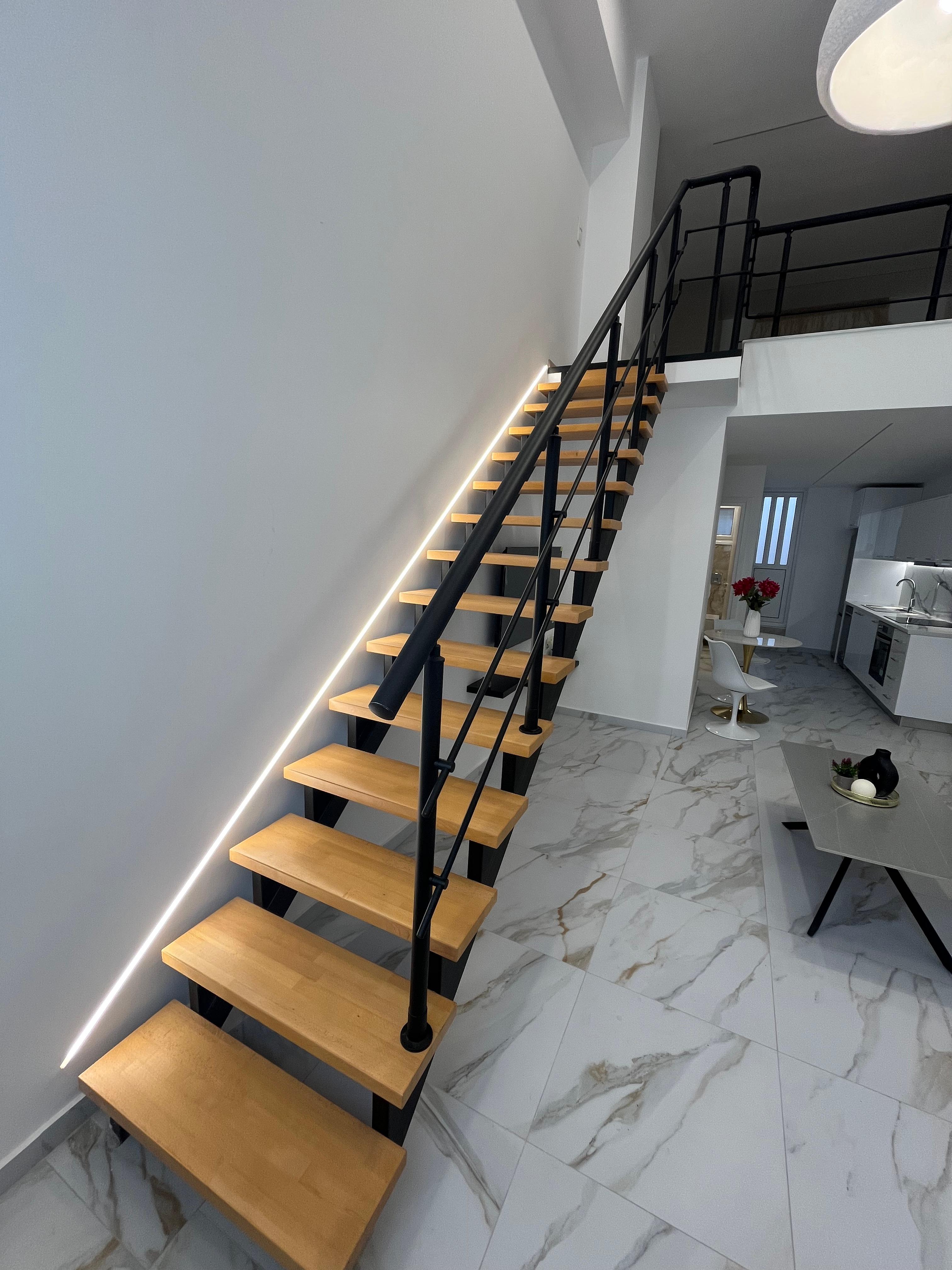 Νίκαια Loft — σκάλα με φωτισμό LED