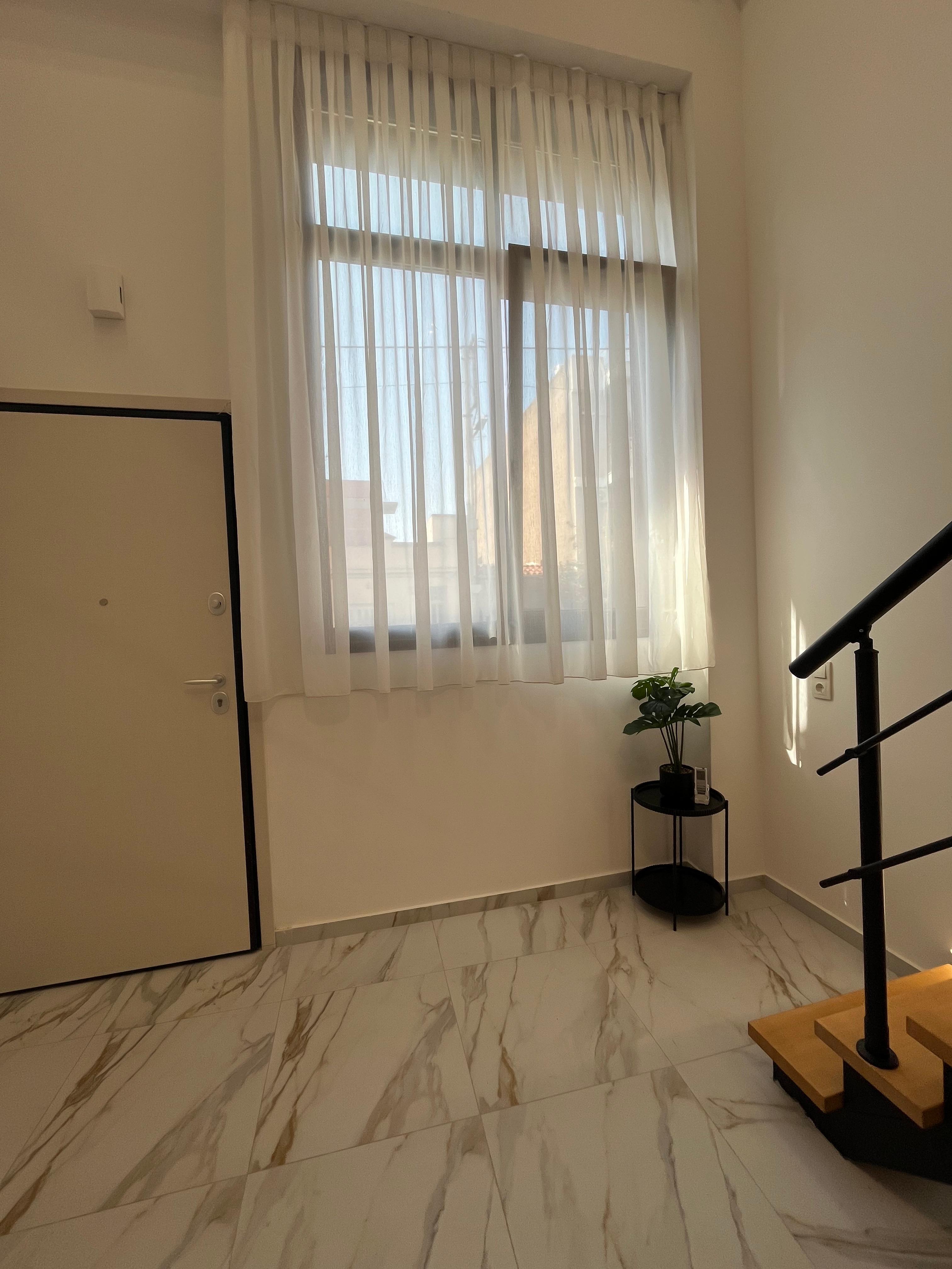 Νίκαια Loft — είσοδος και παράθυρο