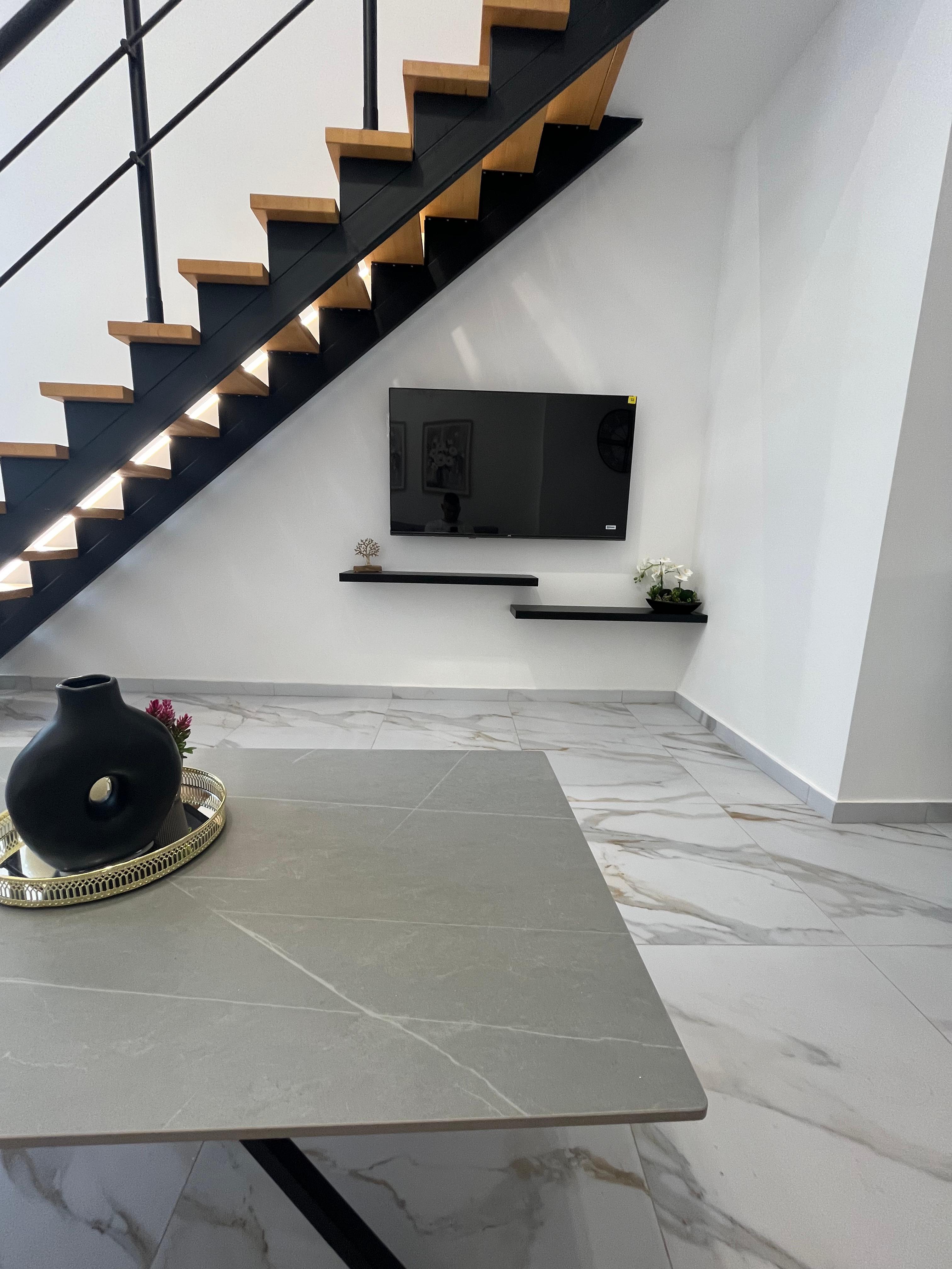Νίκαια Loft — σκάλα και τηλεόραση