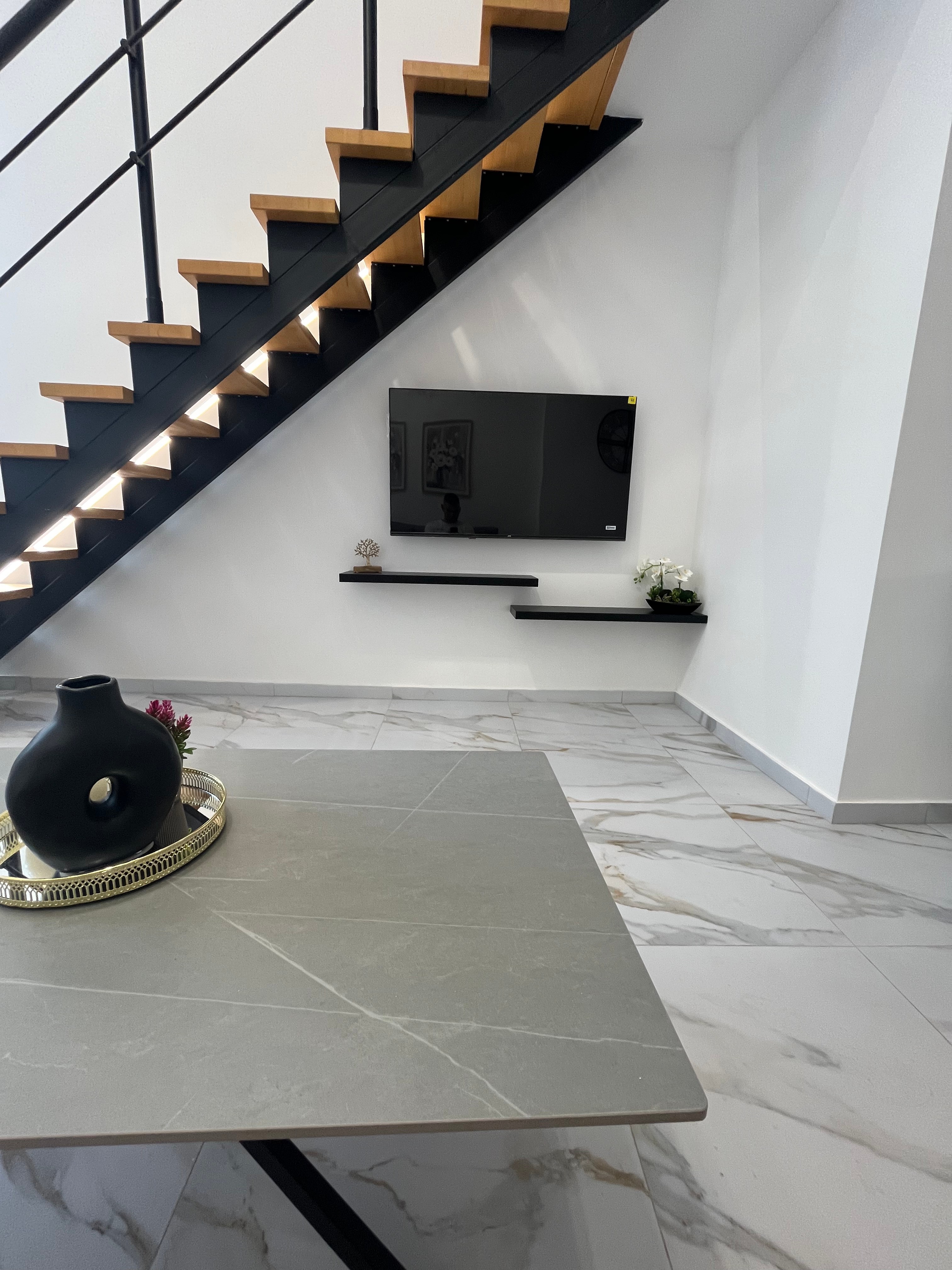 Νίκαια Loft — σκάλα και τηλεόραση