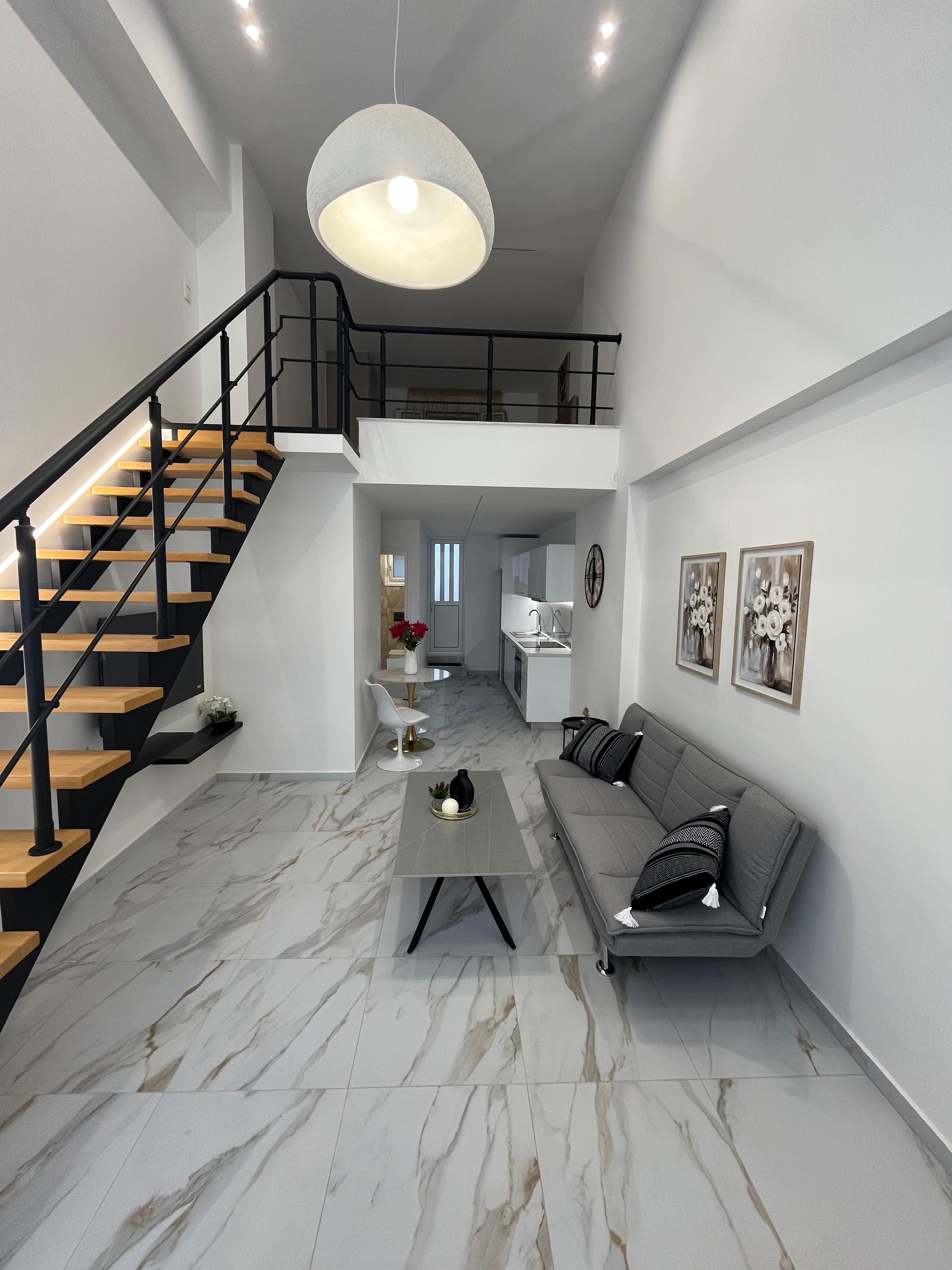 Νίκαια Loft — σαλόνι και σκάλα